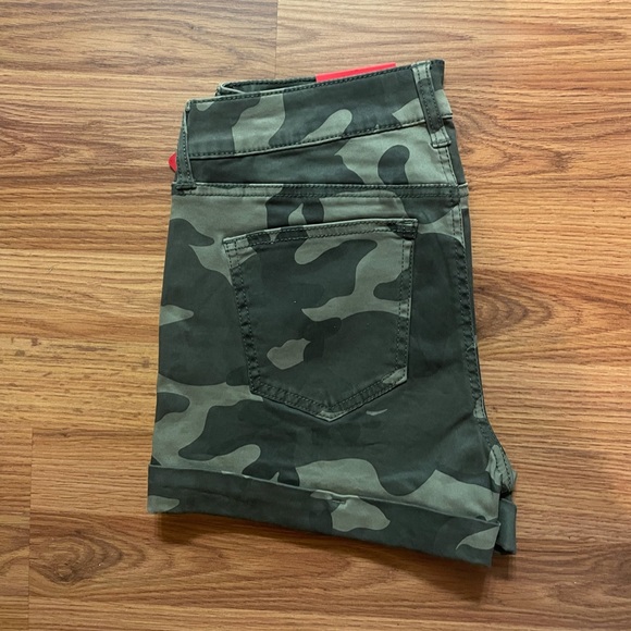 Celebrity Pink Stretch Camo Shorts - Picture 4 of 5